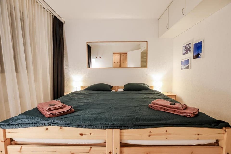 Bed, Bedroom, towels