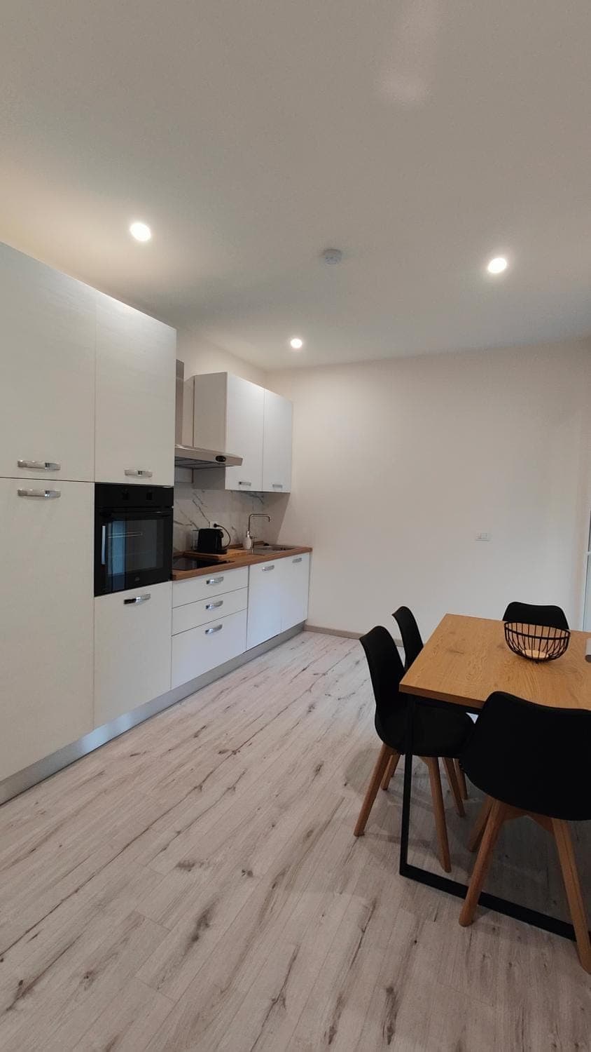 Kitchen or kitchenette, Dining area, minibar, oven, stove