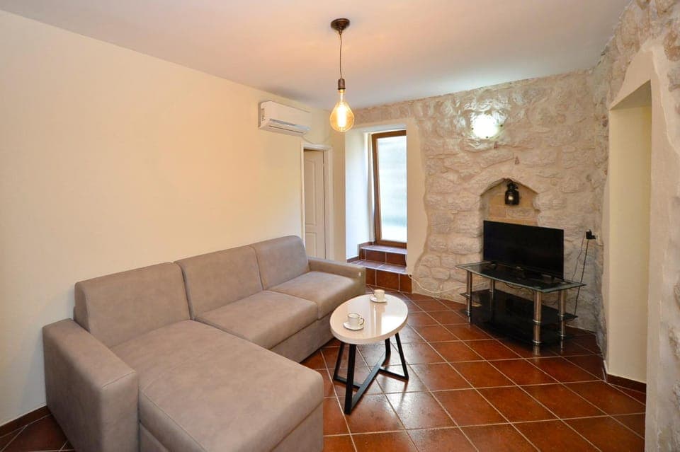 TV and multimedia, Living room, Seating area, Evening entertainment, air conditioner