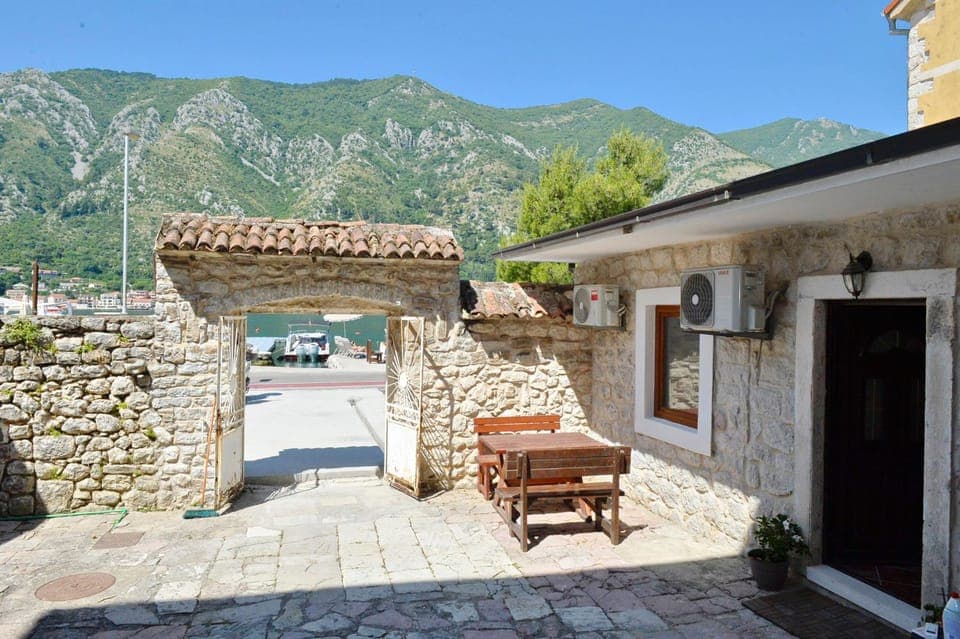 Property building, Day, Mountain view, Location, Parking