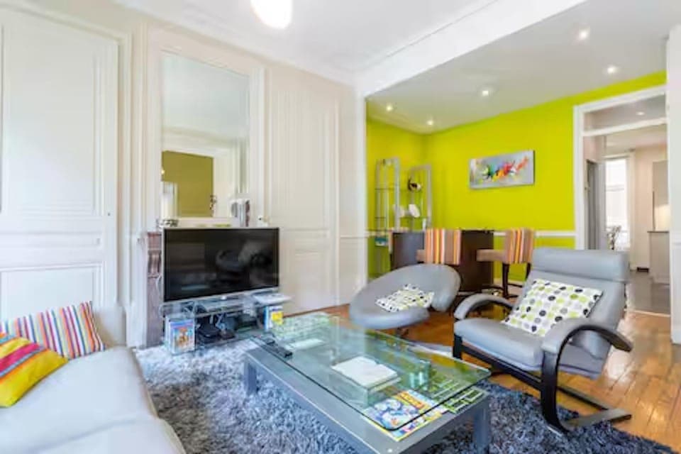 Communal lounge/ TV room, TV and multimedia, Living room, Seating area, Evening entertainment