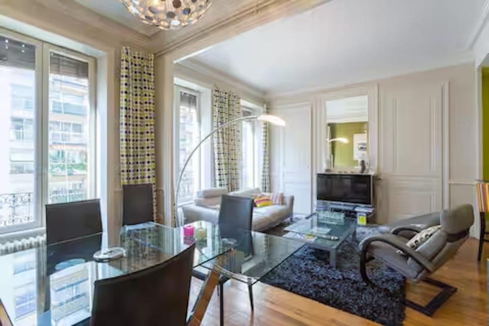 TV and multimedia, Living room, Seating area, Dining area