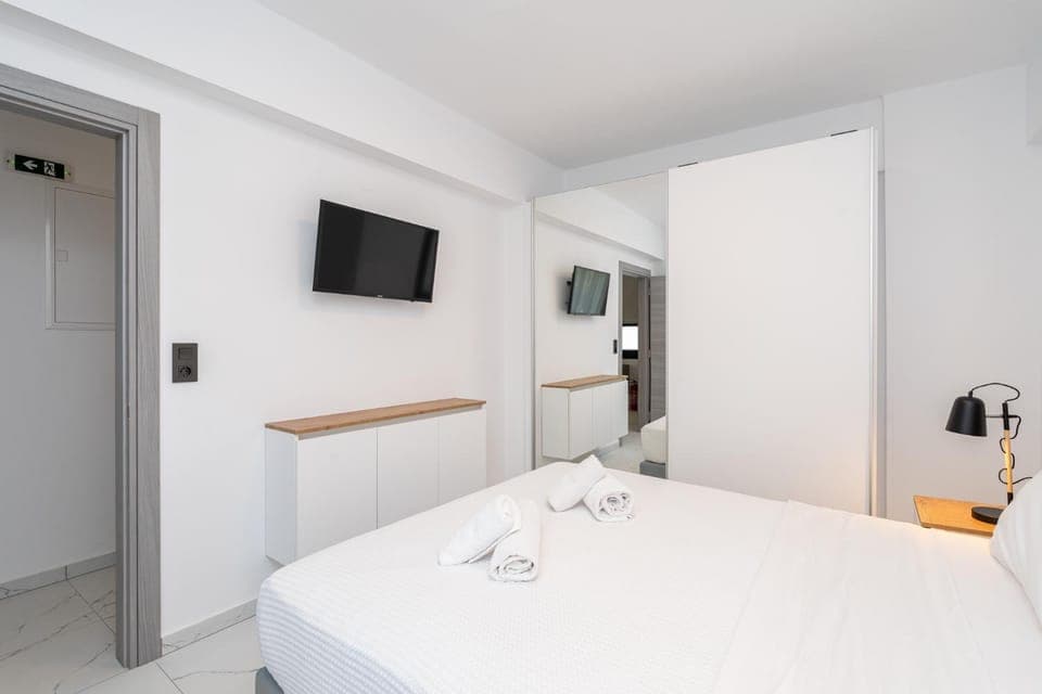 TV and multimedia, Photo of the whole room, Bedroom, towels