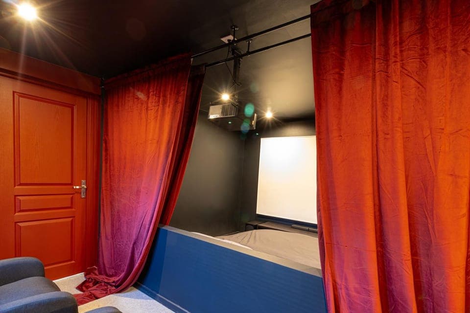 Communal lounge/ TV room