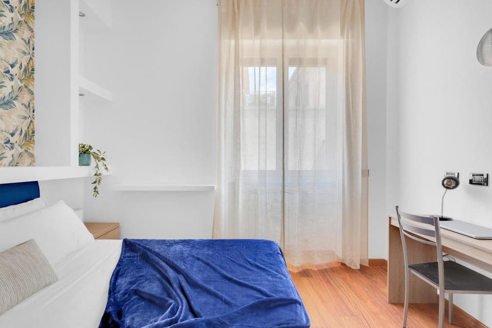 Bed, Photo of the whole room, Seating area