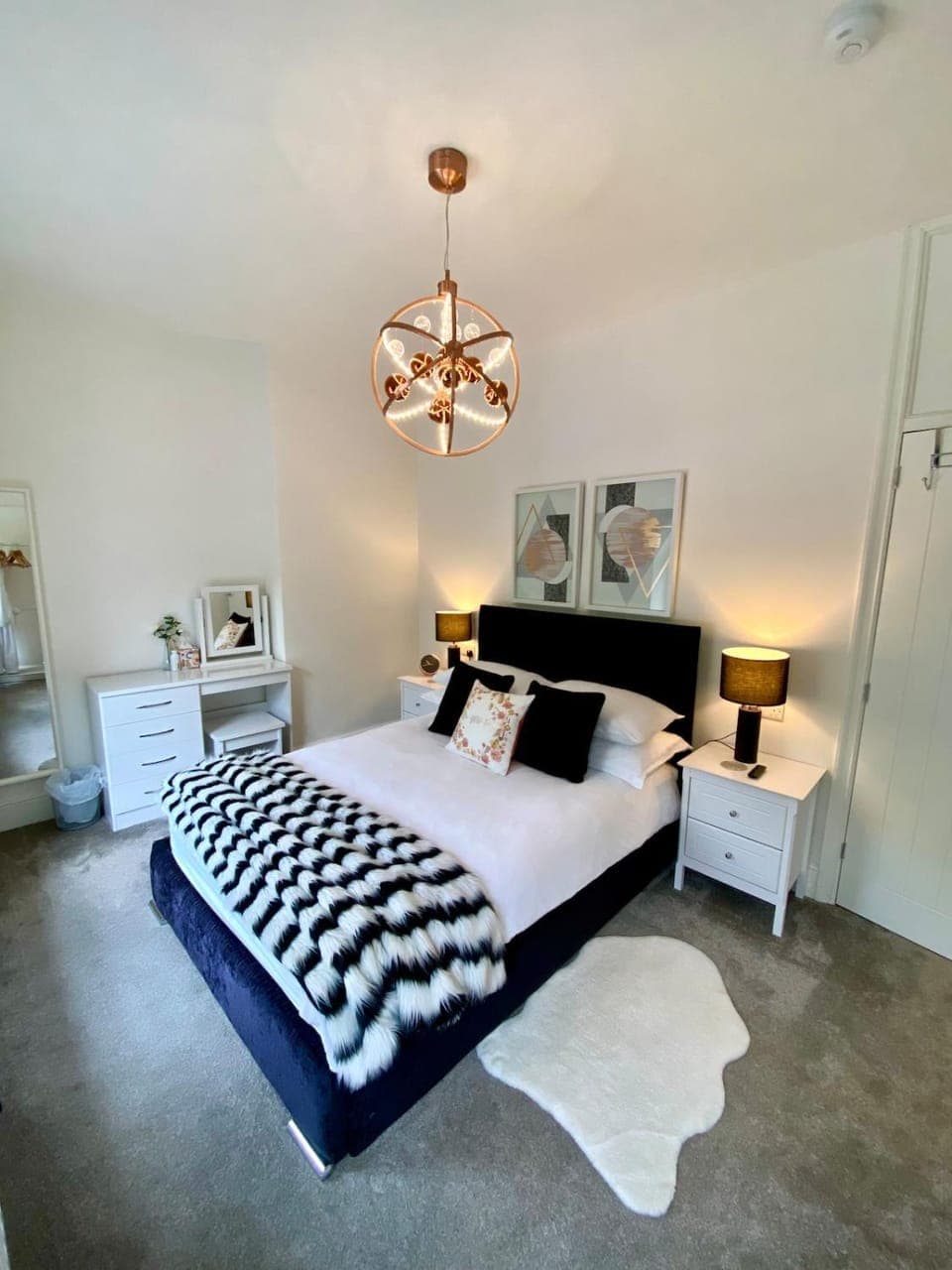 Bed, TV and multimedia, Photo of the whole room, Decorative detail, Bedroom, internet