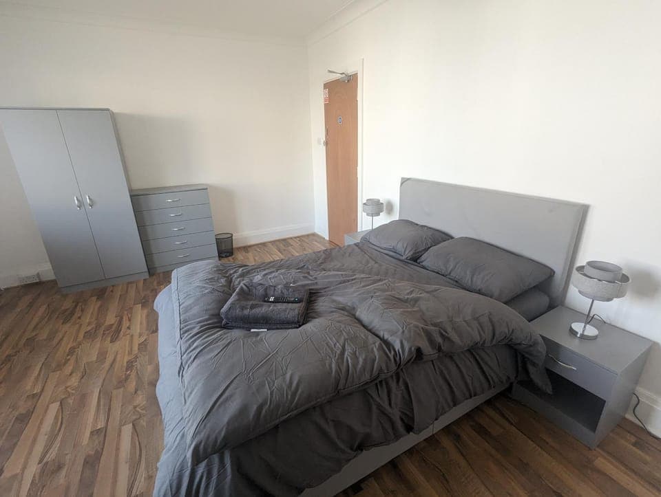 Bed, Photo of the whole room, Bedroom, wardrobe