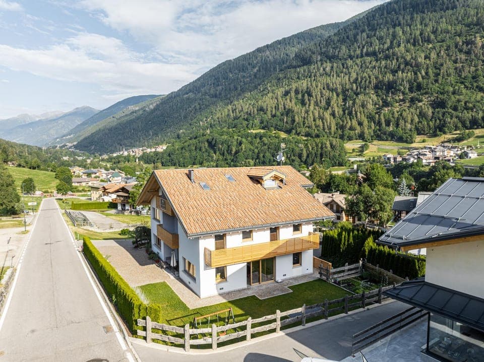 Property building, Day, Natural landscape, Bird's eye view, Garden, Mountain view, Street view
