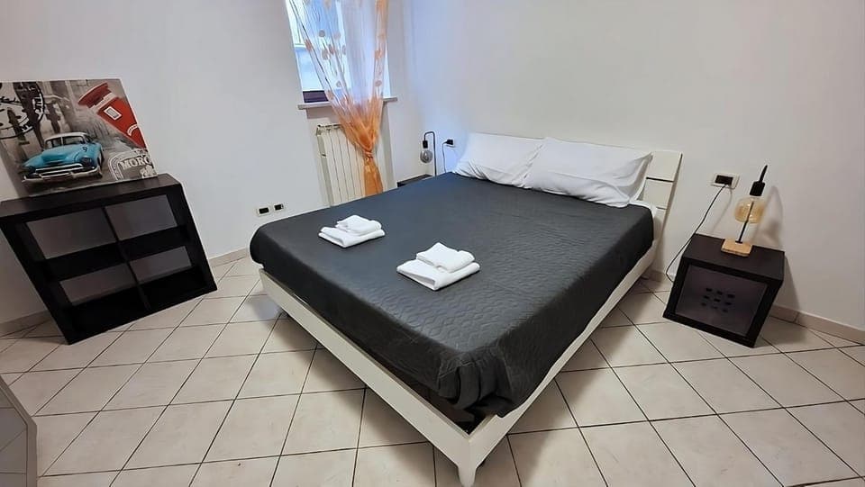 Bed, Photo of the whole room, Bedroom, towels