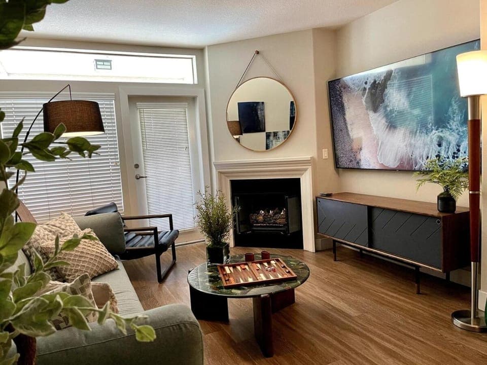 Designer 2 Bedroom with 3 Beds- Pool View, Gym, Parking Apartment hotel in Westwood