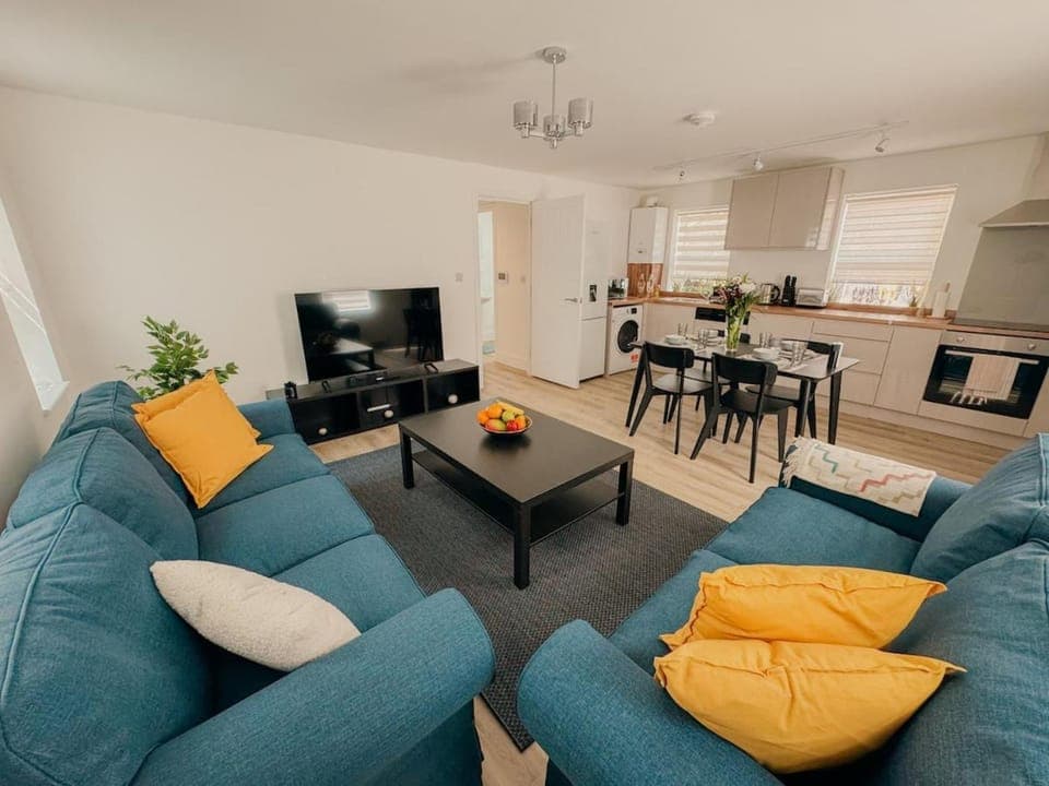 Communal lounge/ TV room, TV and multimedia, Living room, Seating area