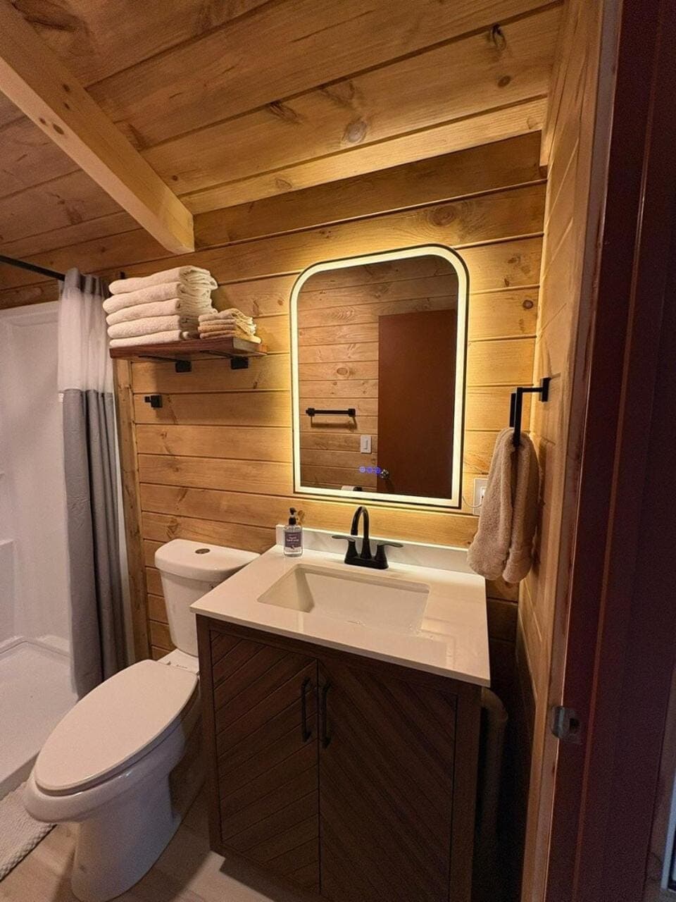 Hana Cabin sleeps 5 near Windrock general store Cabin in Oak Ridge
