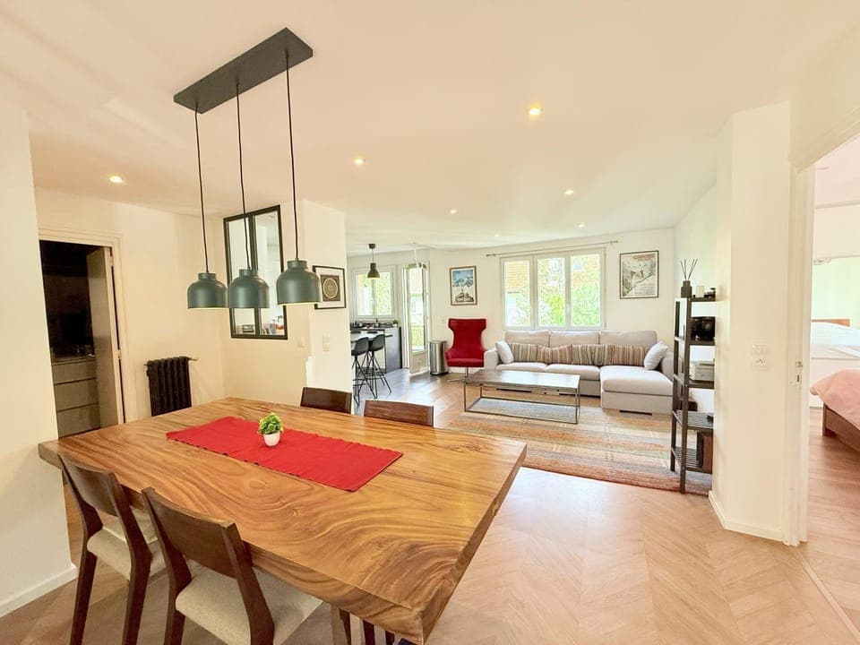 Living room, Seating area, Dining area, internet, air conditioner