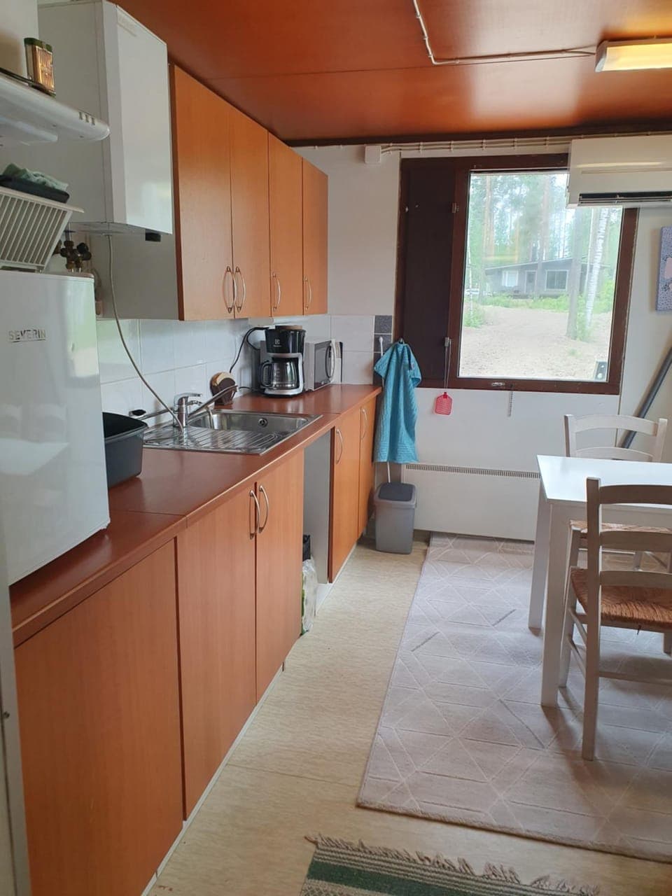 Coffee/tea facilities, Kitchen or kitchenette, Dining area, stove, toaster