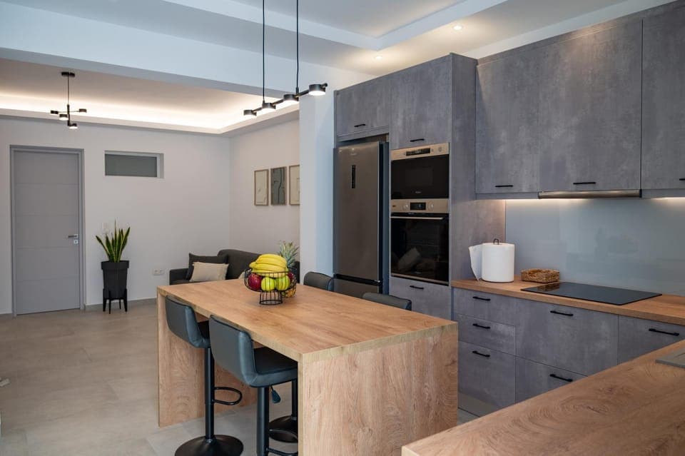 Coffee/tea facilities, Kitchen or kitchenette, Dining area, oven, stove