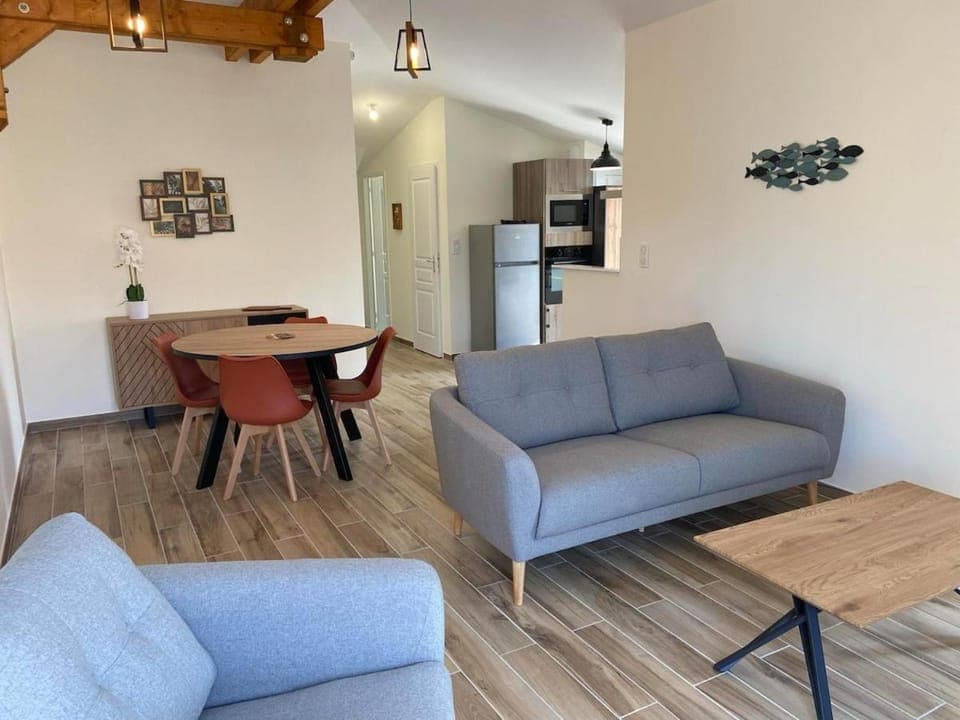 Kitchen or kitchenette, Living room, Seating area, Dining area, oven