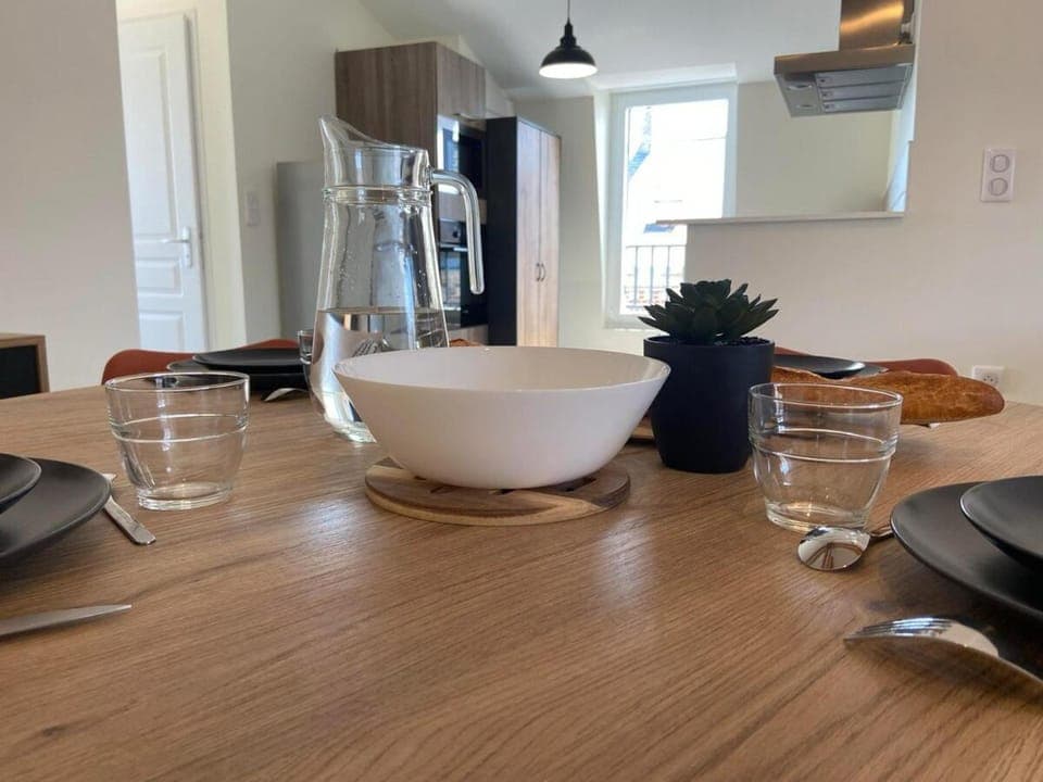 Kitchen or kitchenette, Dining area