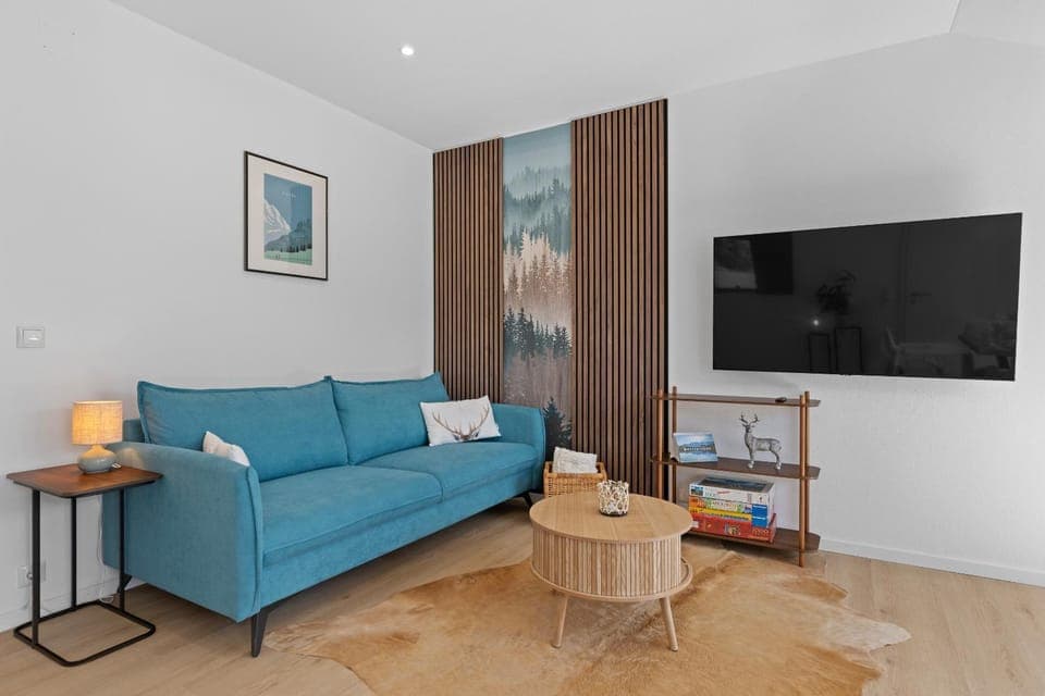 TV and multimedia, Living room, Seating area, Evening entertainment