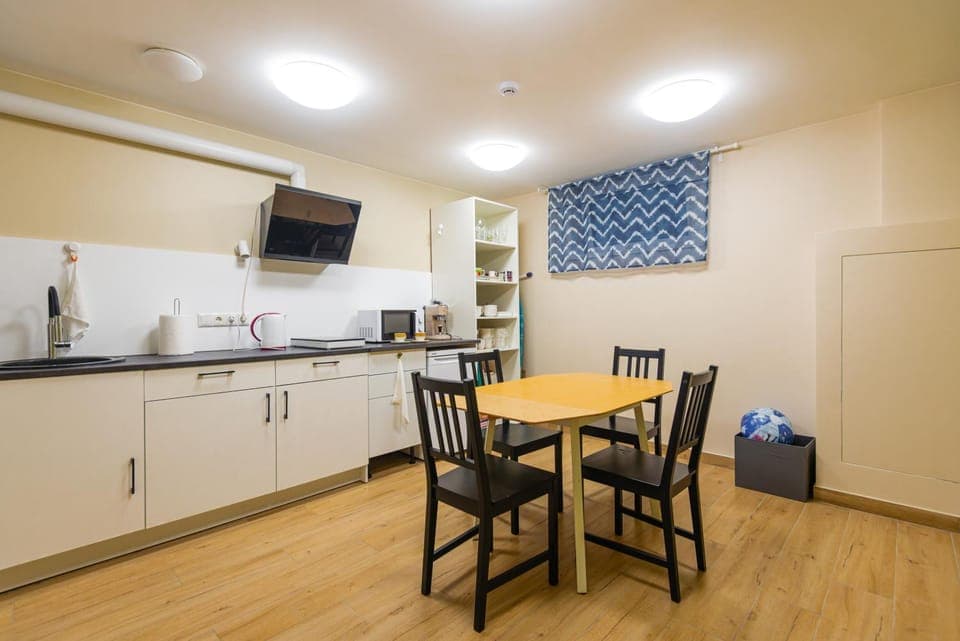 Kitchen or kitchenette, Dining area