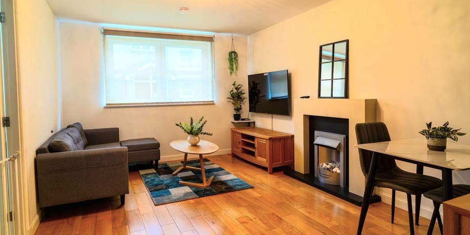 Communal lounge/ TV room, TV and multimedia, Living room, Seating area, Evening entertainment