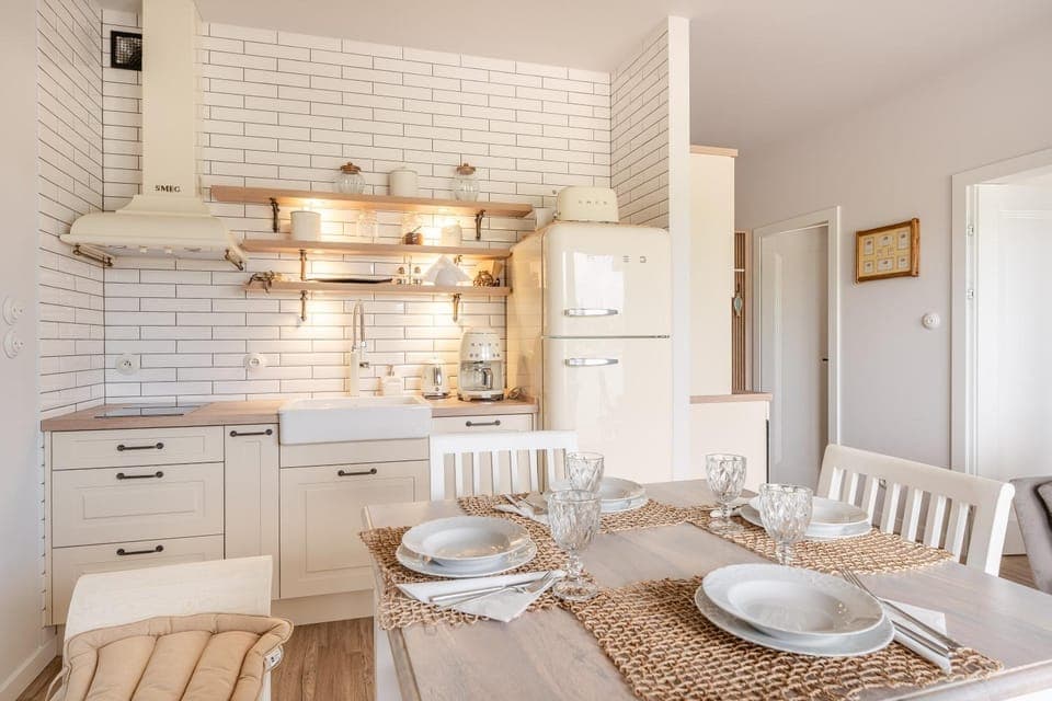 Kitchen or kitchenette, Dining area