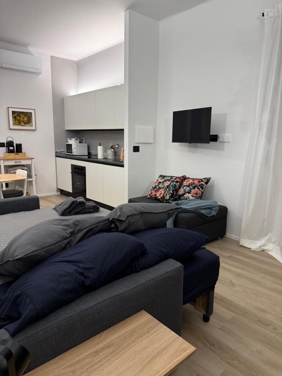 Bed, TV and multimedia, Kitchen or kitchenette, Living room, Bedroom