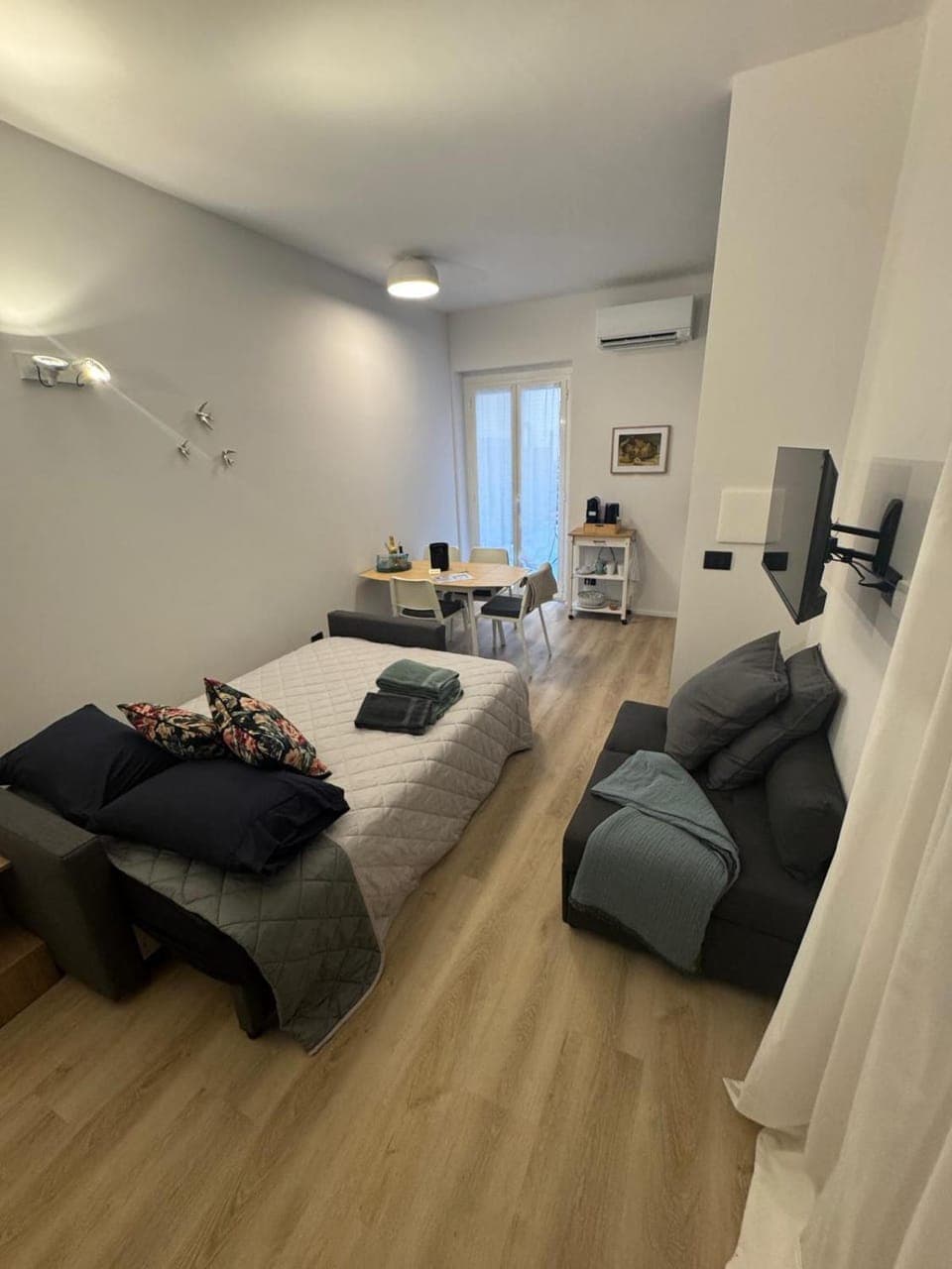 Bed, TV and multimedia, Living room, Seating area, Bedroom