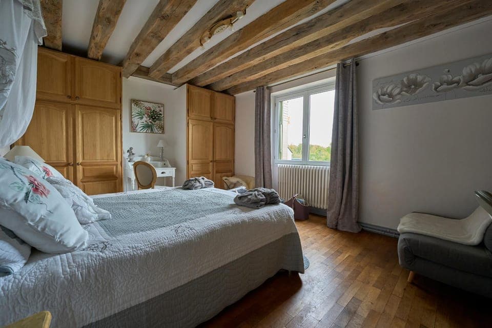 Bed, Photo of the whole room, Seating area, Bedroom