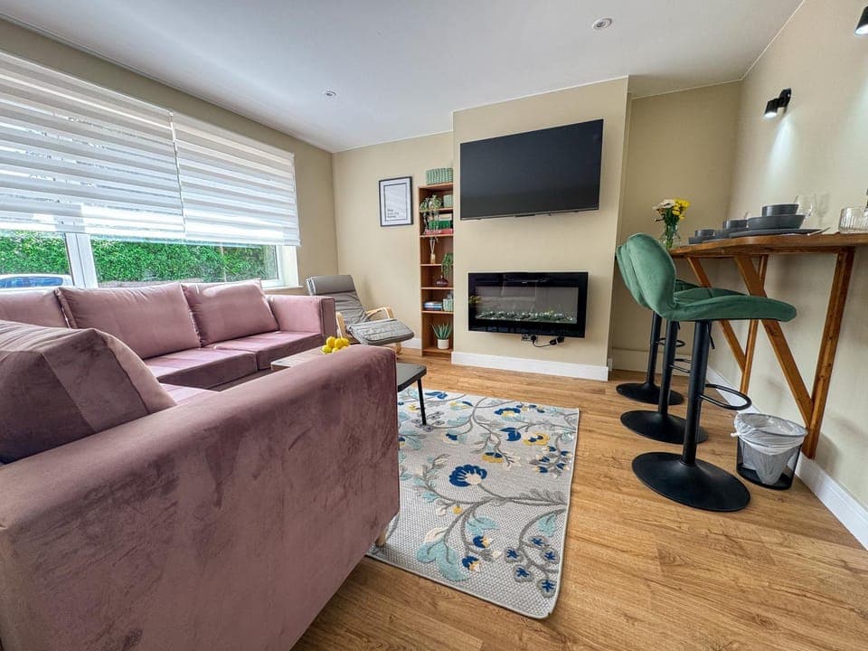 Communal lounge/ TV room, TV and multimedia, Living room, Seating area, Dining area, Evening entertainment, fireplace