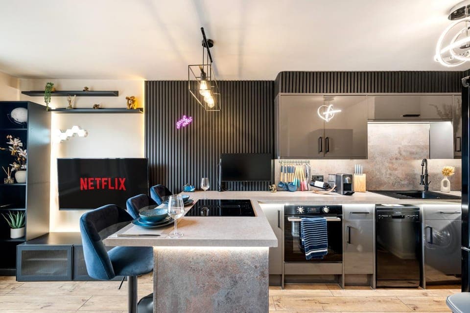 TV and multimedia, Living room, Seating area, Dining area