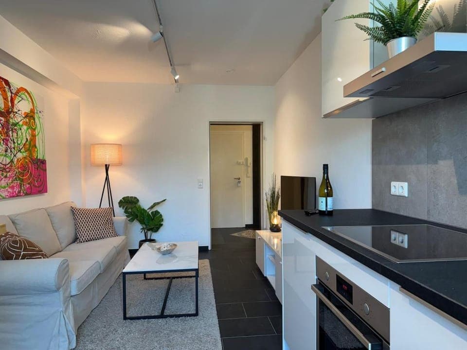 TV and multimedia, Kitchen or kitchenette, Living room, Seating area, Dining area, oven, stove