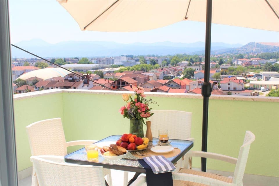 Day, Natural landscape, View (from property/room), Balcony/Terrace, Seating area, Dining area, Mountain view
