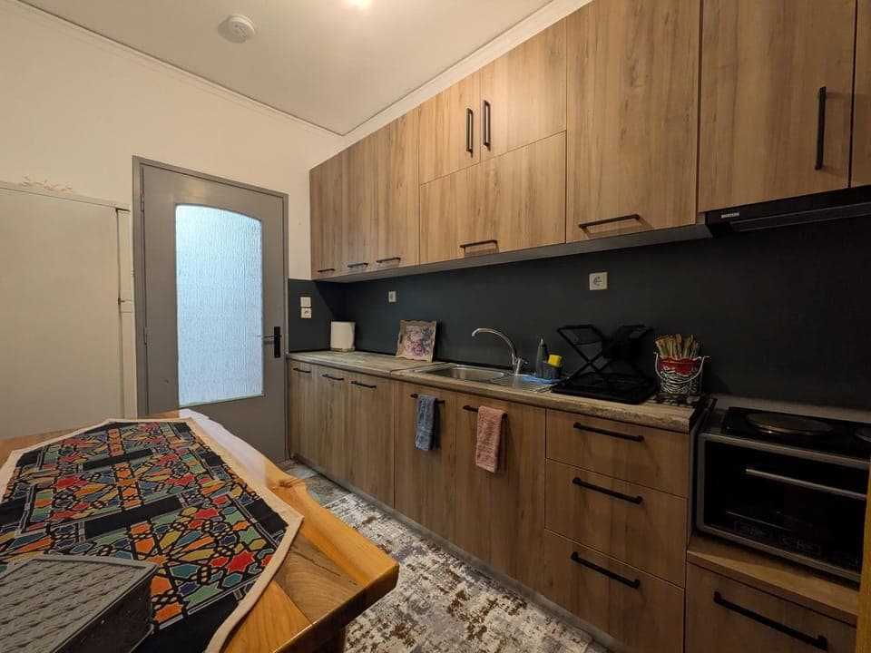 Coffee/tea facilities, Kitchen or kitchenette, Dining area, stove, kitchen