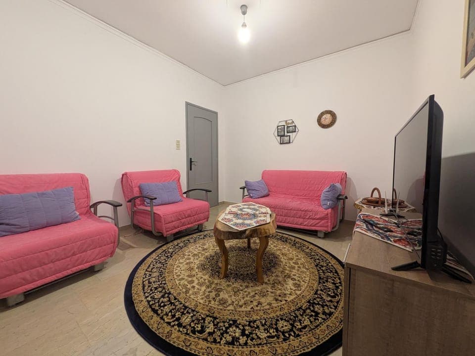 Communal lounge/ TV room, Bed, TV and multimedia, Living room, furniture