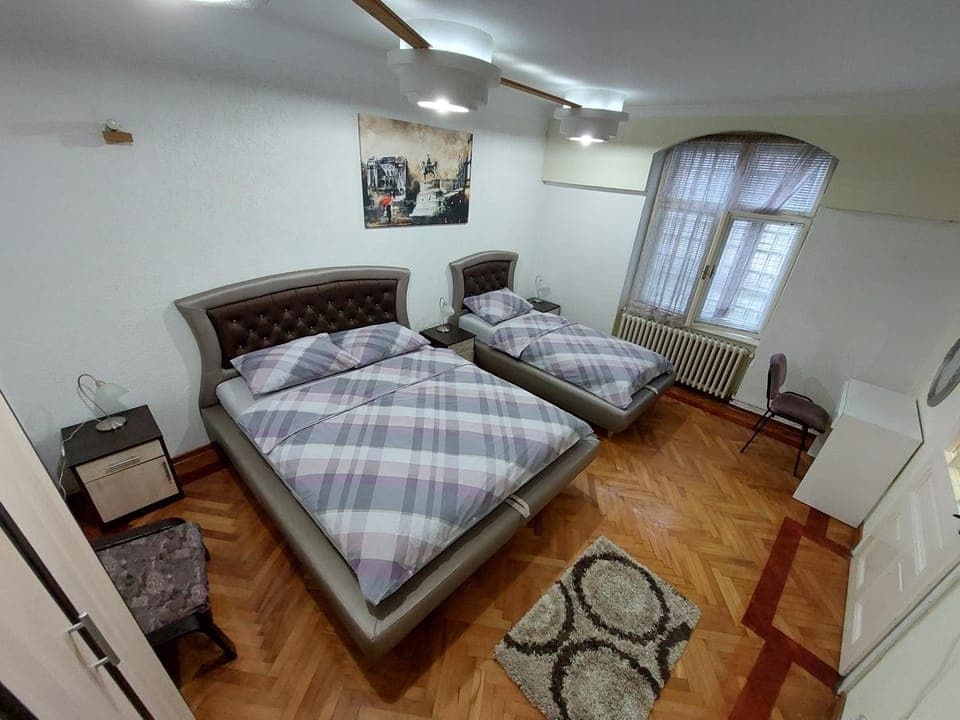 Bed, TV and multimedia, Bedroom
