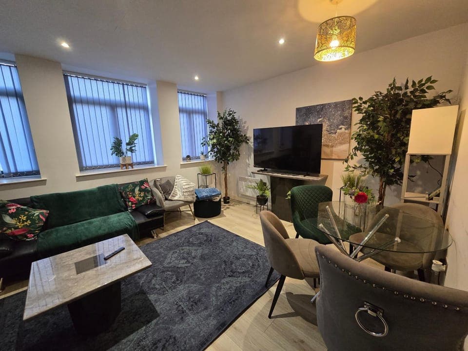 TV and multimedia, Living room, Seating area, Evening entertainment