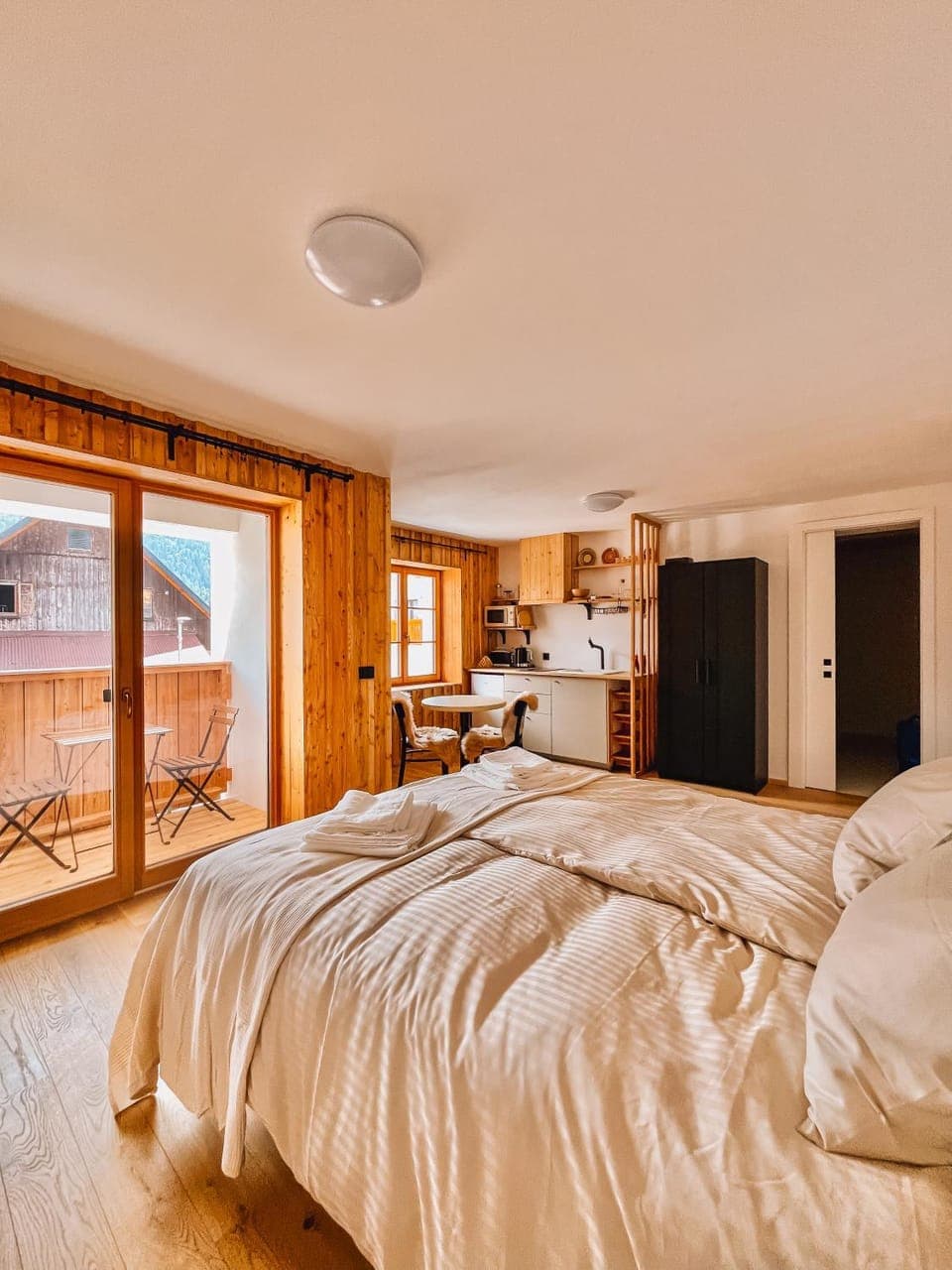 Bed, Day, Balcony/Terrace, Kitchen or kitchenette, Photo of the whole room, Seating area, Dining area, Bedroom, Mountain view, Street view