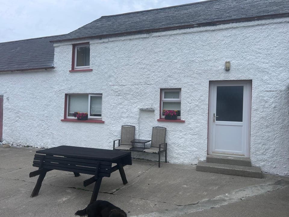 Property building, Facade/entrance, Seating area