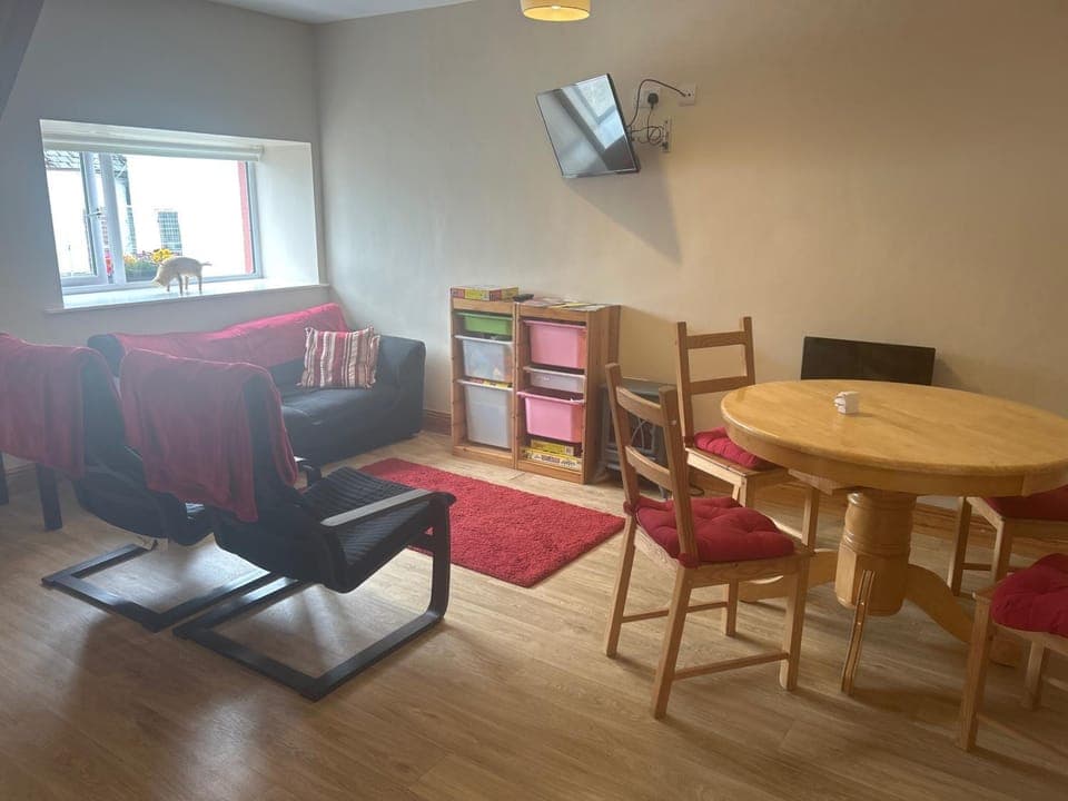 TV and multimedia, Living room, Seating area, Dining area