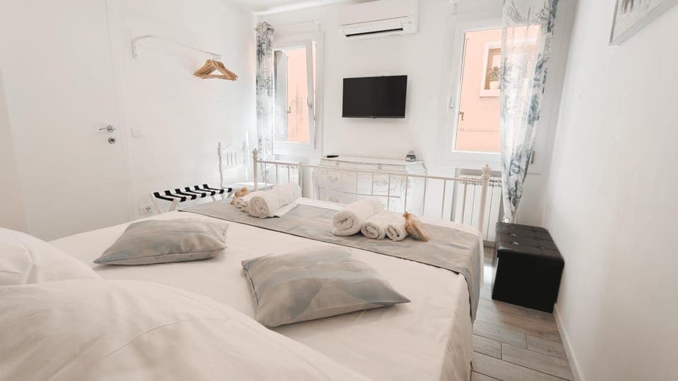 Bed, TV and multimedia, Photo of the whole room, Bedroom, towels, air conditioner