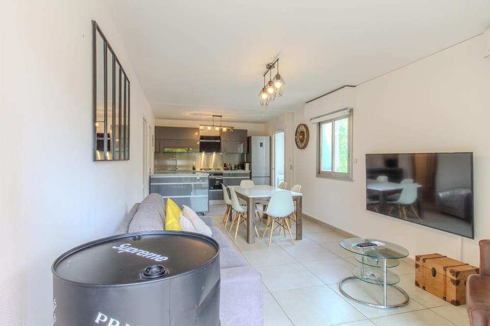 Kitchen or kitchenette, Living room, Seating area, Dining area