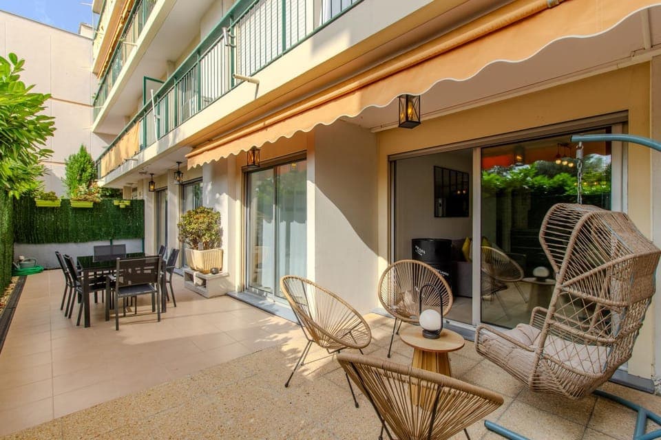 Property building, Patio, Day, Balcony/Terrace, Living room, Seating area, Dining area