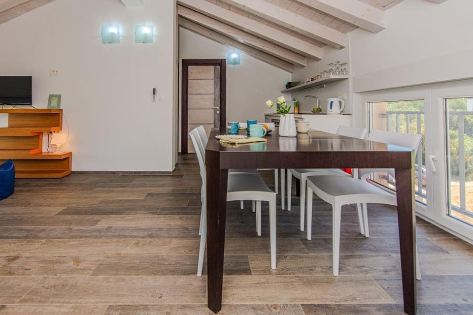 Kitchen or kitchenette, Seating area, Dining area