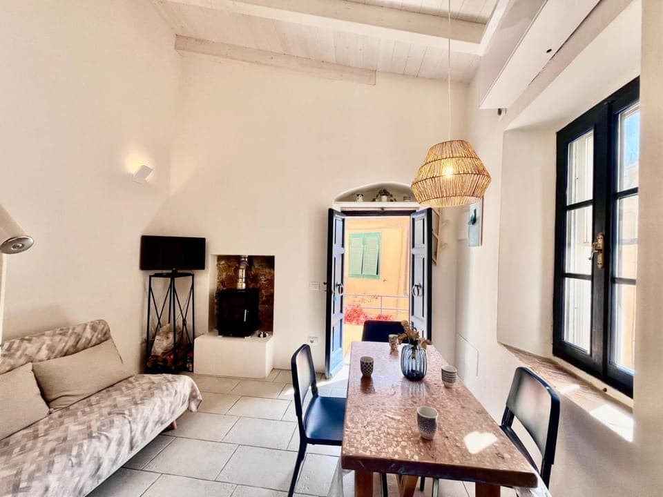 Photo of the whole room, Dining area