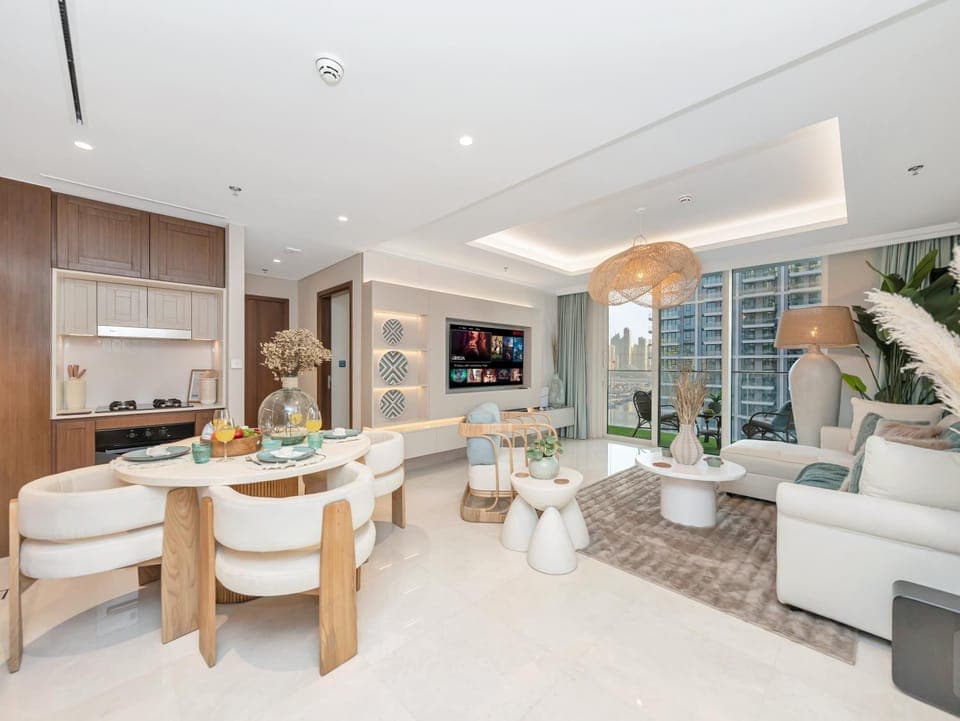 TV and multimedia, Kitchen or kitchenette, Living room, Seating area, Dining area