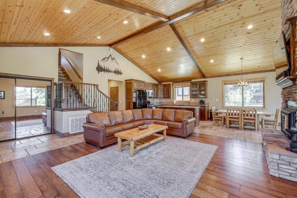 Walkable Big Bear Lake Home with Private Hot Tub! House in Big Bear