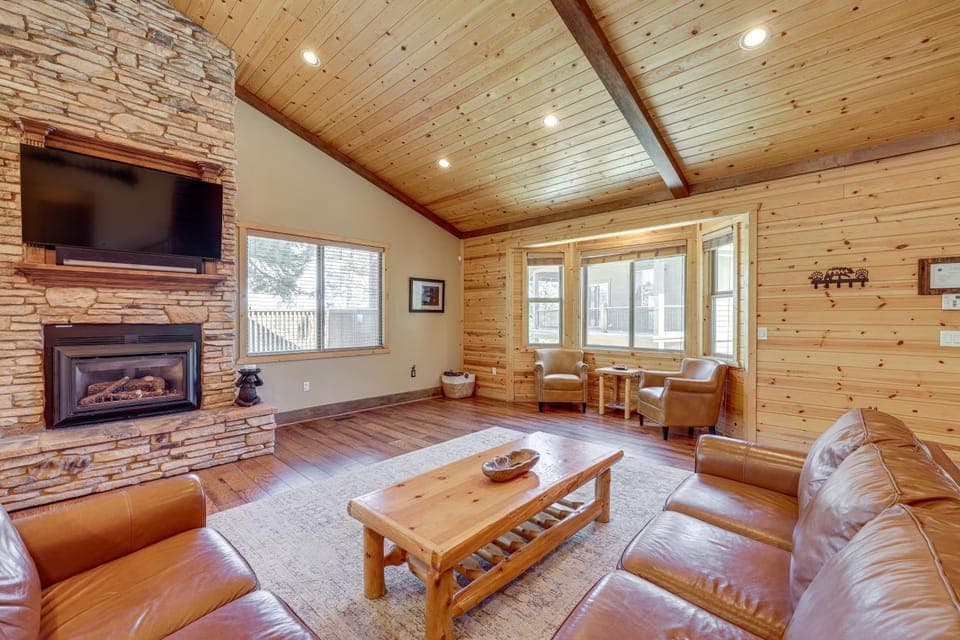 Walkable Big Bear Lake Home with Private Hot Tub! House in Big Bear