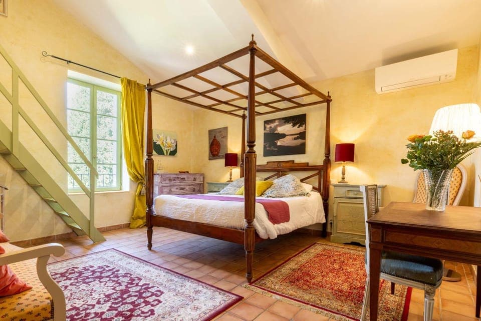 Bed, Photo of the whole room, Decorative detail, Bedroom