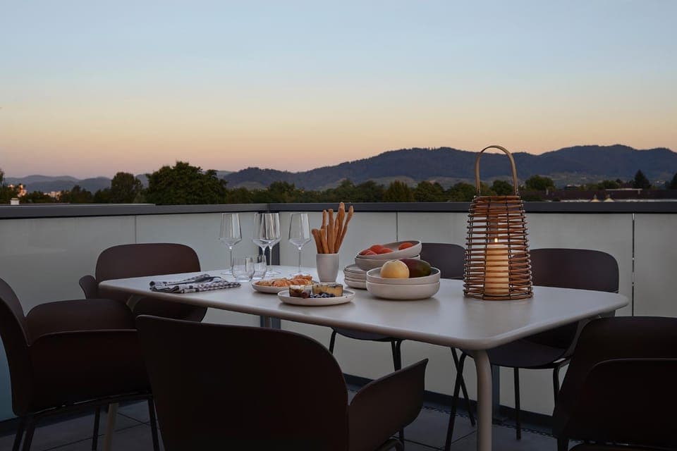 Natural landscape, View (from property/room), Balcony/Terrace, Food and drinks, Dining area, Mountain view