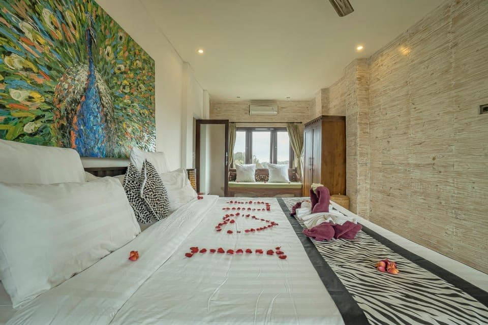 Photo of the whole room, Bedroom, wardrobe